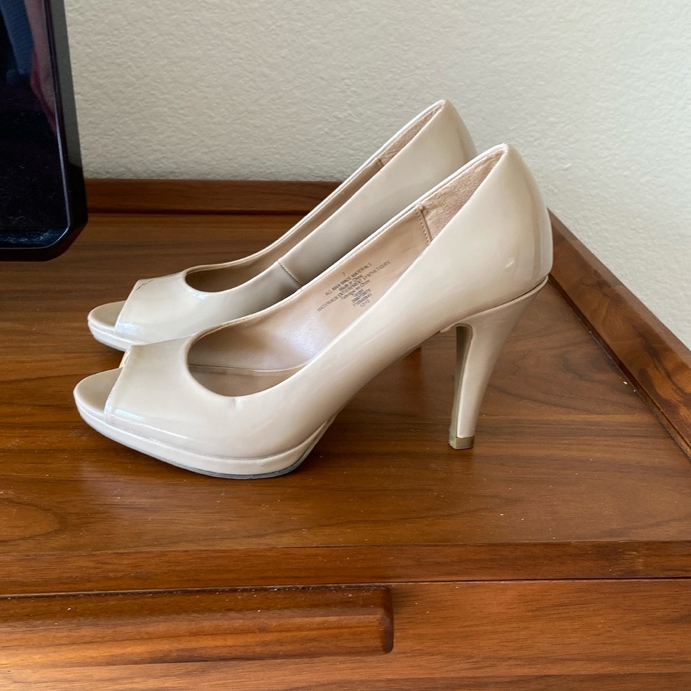 Merona peep toed shoes. Slight platform. Small scratch on top of one shoe.